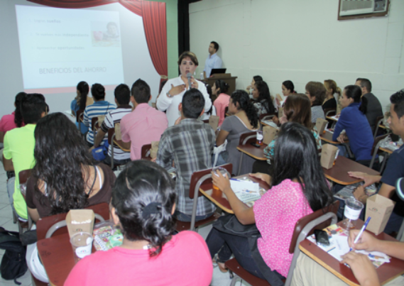 Asesor impartiendo taller de capacitación